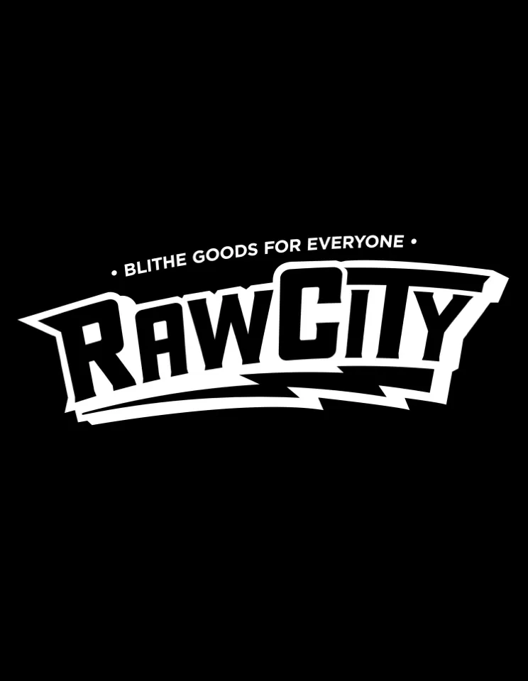 شعار Raw City النصي بأسلوب رياضي بالأبيض على الأسود، مع خط سفلي على شكل صاعقة وعبارة “Blithe goods for everyone”